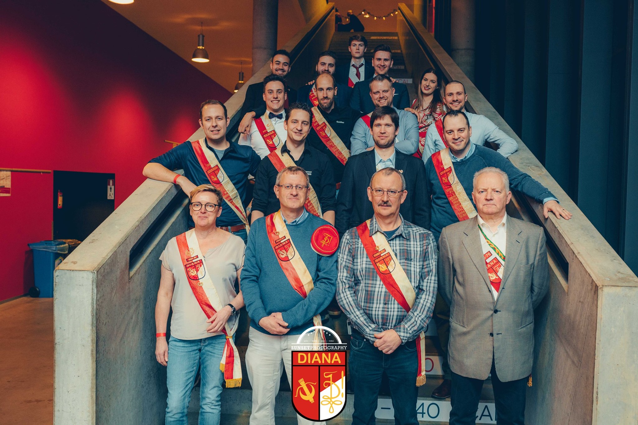 Oud-praesides met lint op een trap